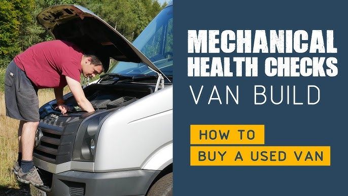 Ein Mann prüft den Motorraum eines silbernen Transporters für einen DIY-Ausbau.