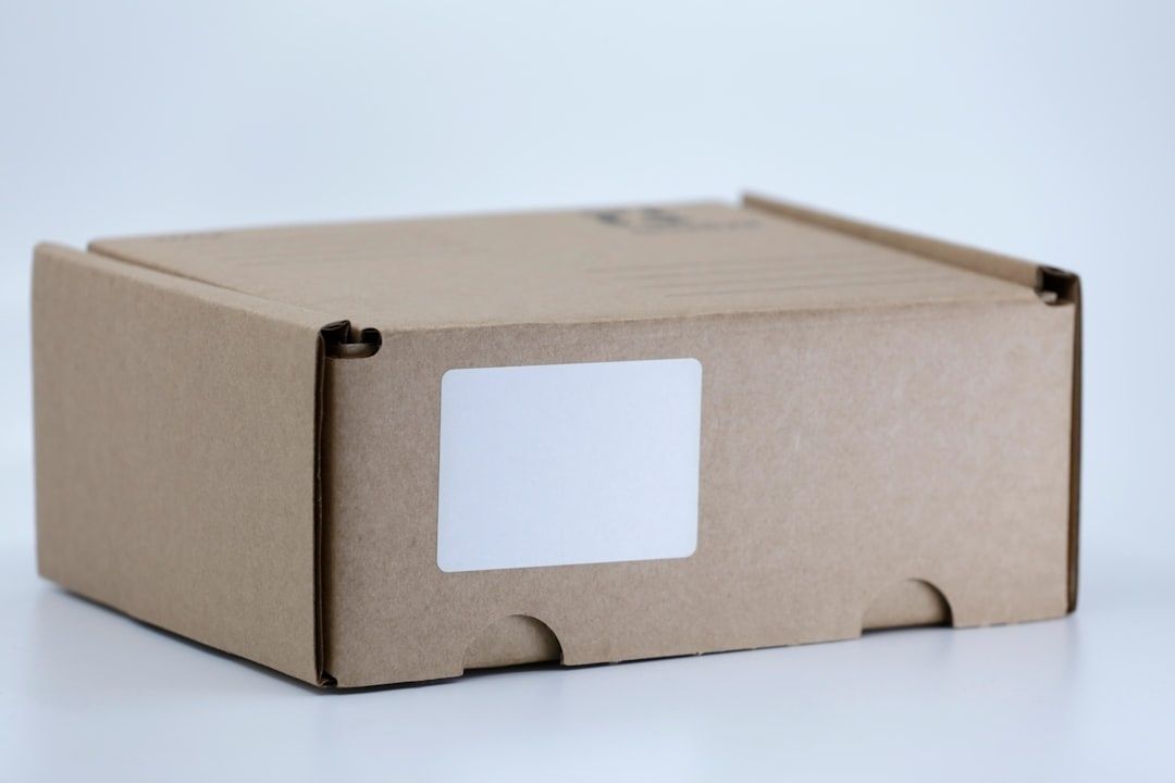 Unbeschrifteter Versandkarton mit leerem Etikett für Merchandise-Versand