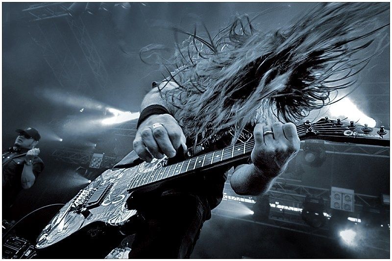Gitarrist mit fliegendem Haar bei einem energiegeladenen Metal-Konzert