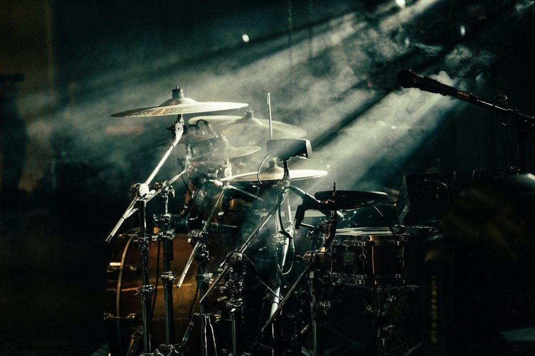 Beleuchtetes Schlagzeug mit Doublebass, Becken und Mikrofon im Proberaum