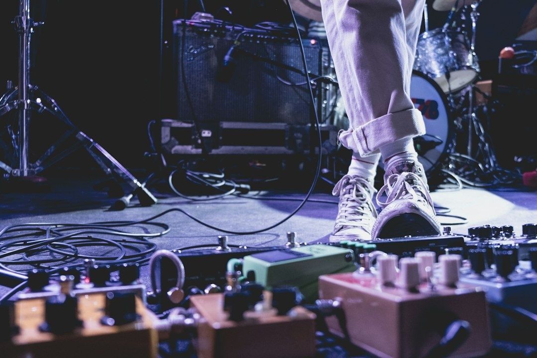 Gitarrist mit Effektpedalen und Verstärker auf einer Konzertbühne